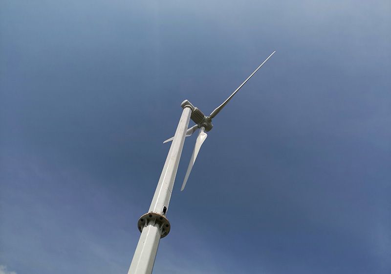 小型家用光伏板和小型風力發(fā)電機能同時連接電池嗎？